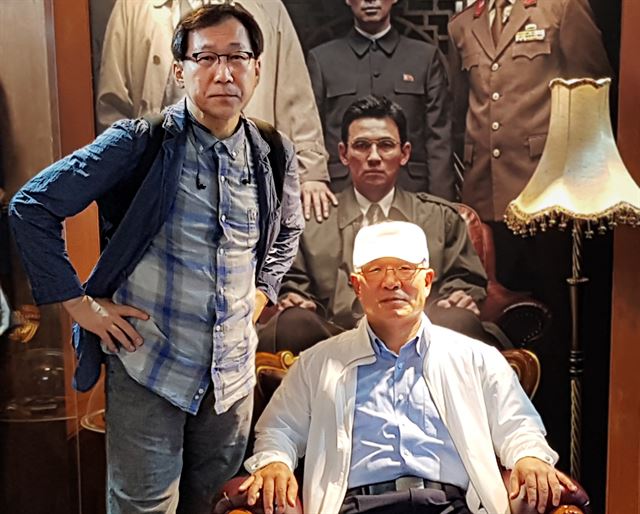 7월 31일 서울 용산CGV에서 열린 영화 ‘공작’ VIP시사회에 참석한 박채서(오른쪽)씨. 박씨가 영화 포스터 앞에서 김당 기자와 찍은 기념 사진이다. 김당 제공
