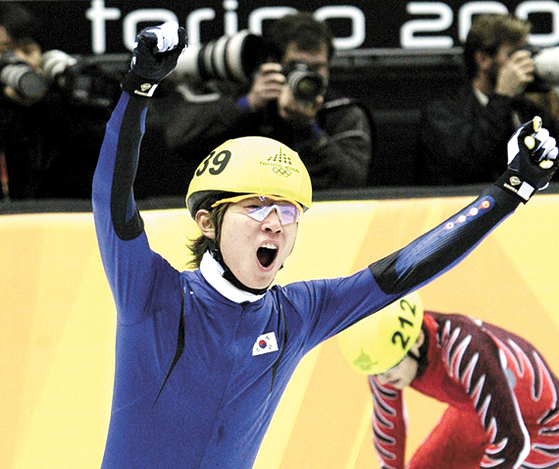 빅토르 안(한국명 안현수)은 2006년 토리노올림픽에선 태극마크를 달고 금메달을 땄다. [중앙포토]