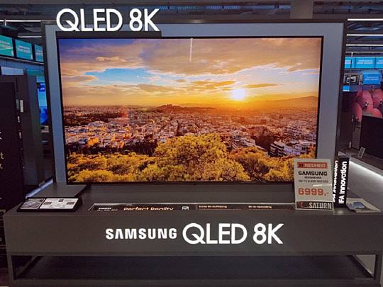 독일 베를린 가전매장 '자툰'에서 판매하는 삼성전자 QLED 8K TV 박정일기자