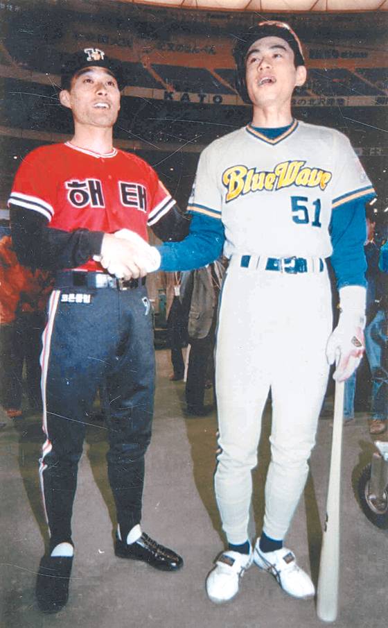 1995년 한·일 수퍼게임에서 만난 이종범(왼쪽)과 스즈키 이치로. 둘은 94년 나란히 타율 4할에 도전했을 만큼 야구천재로 통했다. [중앙포토]