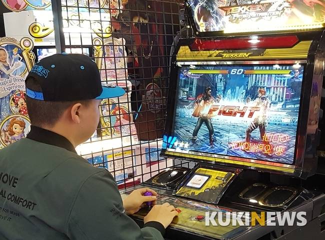 '플레이엑스포 2018' 행사장 아케이드 게임 코너에서 '철권7'을 즐기는 관람객.