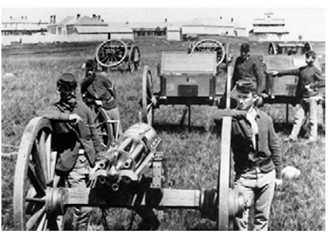 1876년 미 제12보병연대 장병의 모습. 가장 왼쪽의 부사관은 남북전쟁기의 색 코트를 입고 있으며 그 뒤의 병사는 프록 코트를 입고 있다. 오른쪽의 세 병사가 입은 것은 `1876년 형(Pattren 1876)` 색 코트이다. /출처=미 육군군사연구소