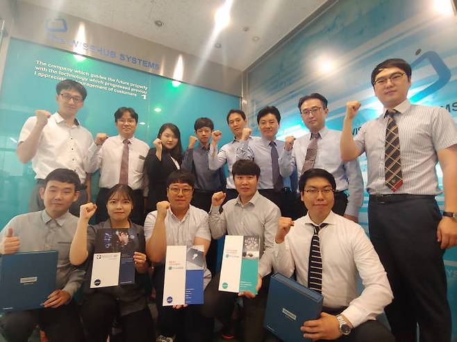 와이즈허브시스템즈는 최고 품질과 최상 서비스를 제공, 국내 산업 발전은 물론 고객에 만족을 주는 우수한 기업이 되고자 노력하고 있다. 직원들이 보안 토탈 솔루션 사업자로 거듭나기 위한 파이팅을 외치고 있다.