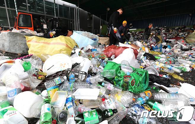 경기도 용인시 재활용센터에 모여있는 폐 플라스틱 더미. 2018.4.2/뉴스1 © News1 오장환 기자