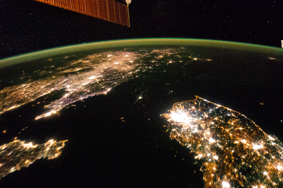 지난 2014년 NASA가 촬영한 한반도 사진. 한국(남한)은 불빛으로 가득찬 반면 북한은 어둡다. 그만큼 북한의 경제 활동이 덜하다는 의미다. [NASA earth observatory]
