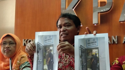2018년 9월 12일 인도네시아 아동보호위원회(KPAI)가 기자회견을 하고 바탐 섬의 한 직업학교에 설치돼 있던 감방의 모습이 담긴 사진을 공개하고 있다. [리푸탄6 홈페이지 캡처=연합뉴스]