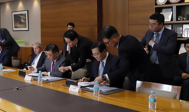 정몽진 KCC 회장(오른쪽)과  임석정 LSJ파트너스 회장이 모멘티브 인수 체결식에서 서명하고 있다.(KCC 제공)© News1