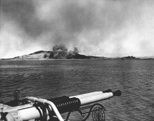 인천상륙작전이 시작된 1950년 9월 15일 유엔군의 포격을 받은 월미도에서 연기가 피어오르고 있다.   미국 해군 제공