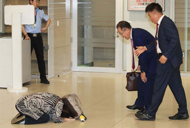 홍준표 전 자유한국당 대표가 두 달간의 미국 생활을 마치고 15일 오후 인천공항을 통해 귀국하면서 절하는 지지자에게 다가가고 있다. 연합뉴스