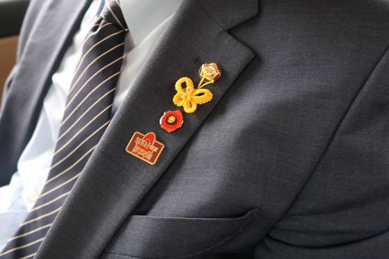 박주민 의원 양복에 달린 배지와 브로치. 윤성민 기자