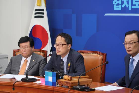 박주민 의원이 14일 열린 민주당 최고위원회의에서 발언하고 있다. 그는 "어제 쌍용차 해고 문제가 9년 만에 해결의 물꼬를 텄다는 소식을 듣고 눈을 의심했고 정말 기뻤다"고 말했다. 윤성민 기자