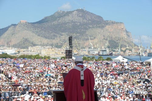 프란치스코 교황이 팔레르모에서 신도들이 운집한 가운데 미사를 올리고 있다. [로이터=연합뉴스]