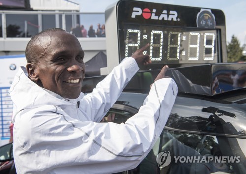 킵초게 "내 기록, 2시간 01분 39초" (베를린 DPA=연합뉴스) 엘리우드 킵초게(케냐)가 16일 독일 베를린에서 열린 2018 베를린 마라톤에서 2시간 01분 39초의 세계 신기록을 세운 뒤, 기록을 게시한 차량 앞에서 세리머니를 하고 있다.