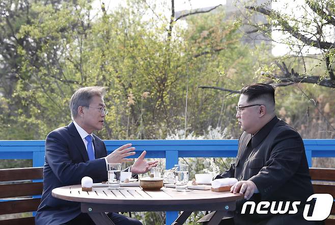 문재인 대통령과 김정은 국무위원장이 공동 식수를 마친 뒤 군사분계선 표식물이 있는 '도보다리'에 도착해 환담을 나누고 있다. 2018.4.27/뉴스1 © News1 한국공동사진기자단