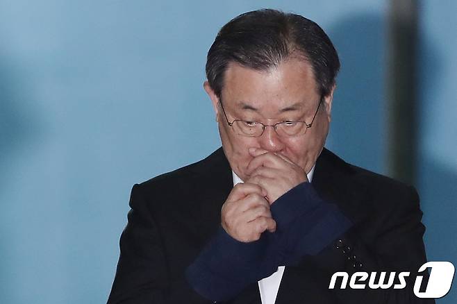 '국정원 특활비 뇌물 의혹'을 받고 있는 이병기 전 국가정보원장이 15일 오후 서울 서초구 서울중앙지방법원에서 열린 특정범죄가중처벌법상 국고 손실 등 선고공판에서 징역 3년 6개월의 실형을 선고 받은 뒤 구치소로 향하고 있다. 2018.6.15/뉴스1 © News1 민경석 기자