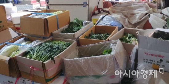 영등포 전통시장 내 한 매대에 시든 채소가 진열돼있다. (사진=최신혜 기자)