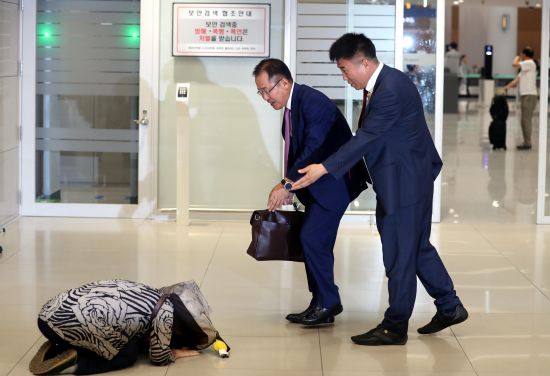두 달간의 미국 생활을 마친 홍준표 전 자유한국당 대표가 15일 오후 인천국제공항을 통해 귀국하며 지지자에게 큰절을 받고 있다. 뉴시스