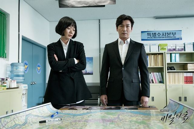 조승우(오른쪽)와 배두나는 tvN 드라마 ‘비밀의 숲’에서 감정을 못 느끼는 검사 황시묵과 따뜻한 심성의 경찰 한여진을 각각 연기했다. CJ ENM 제공