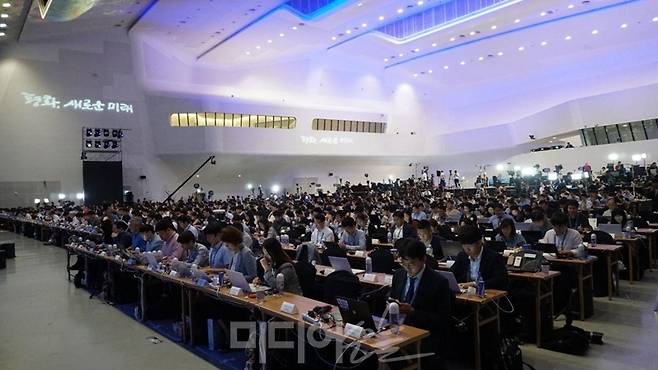 ▲ 18일 서울 동대문디자인플라자에 마련된 남북정상회담 프레스센터에서 내외신 이천여명의 기자들이 기사를 작성하고 있다. 사진=김현정 미디어오늘 PD