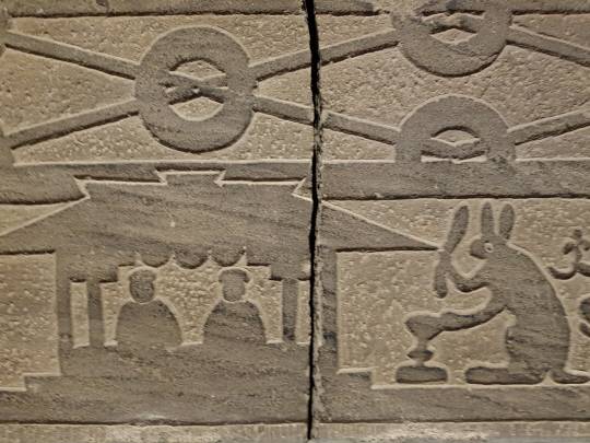 옥토끼가 방아 찧는 모습. 왼쪽은 서왕모와 동왕공. 후한(25∼220년) 화상석. 서안 비림박물관.