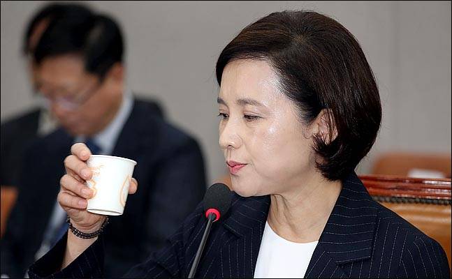 유은혜 사회부총리 겸 교육부장관 후보자가 19일 국회에서 열린 인사청문회에서 물을 마시고 있다. ⓒ데일리안 박항구 기자