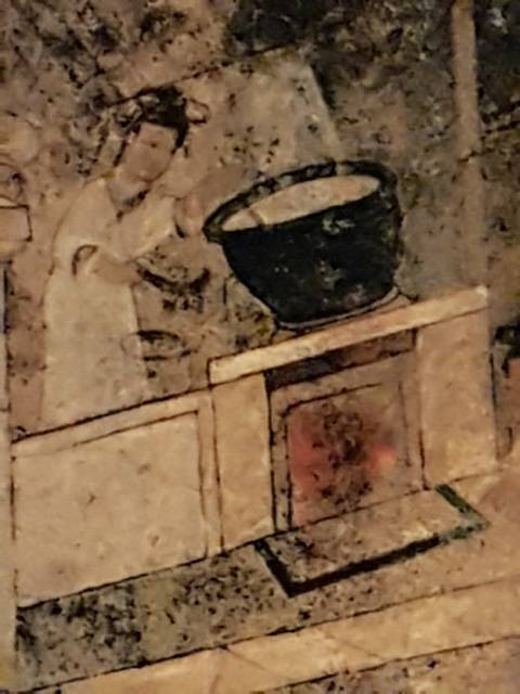 고구려 부엌 부뚜막 옹솥 위 시루에서 떡 찌는 아낙. 황해남도 안악군 안악 3호분 벽화 사진. 경기박물관.