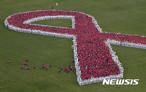 【 멕시코시티=AP/뉴시스】지난 1일 멕시코 수도 멕시코시티에서 사람들이 유방암방지 캠페인용 핑크리본을 만들고 있다. 이 행사에는 멕시코 사회안전망연구소의 전국 직원 1만1000명이 참가했다. 2016.10.13