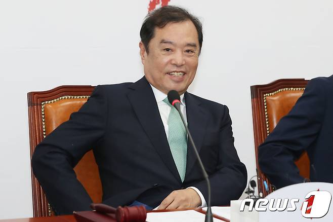 김병준 자유한국당 비상대책위원장이 20일 오전 서울 여의도 국회에서 열린 비상대책위원회 회의에서 미소를 짓고 있다. 2018.9.20/뉴스1 © News1 임세영 기자