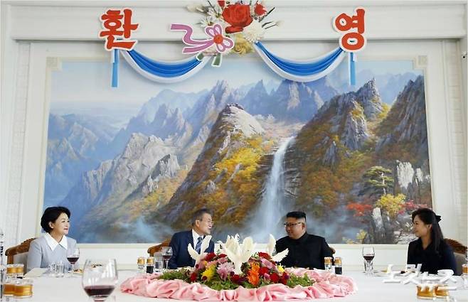 문재인 대통령과 김정은 국무위원장이 19일 낮 평양 옥류관에서 열린 오찬에서 얘기를 나누고 있다.(사진=평양사진공동취재단)