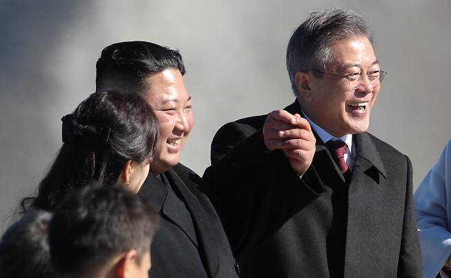 문재인 대통령과 김정은 북한 국무위원장이 손을 맞잡고 활짝 웃고 있습니다. 평양사진공동취재단 문재인 대통령과 김정은 북한 국무위원장이 손을 맞잡고 활짝 웃고 있습니다. 평양사진공동취재단