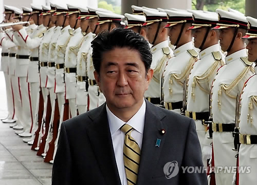 아베 신조 일본 총리가 방위성의 자위대 고위급 회의에 참석해 의장대를 사열하는 모습 [AFP=연합뉴스 자료사진]