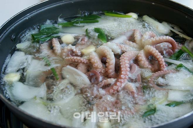태안만의 독특한 음식인 ‘박속밀국낙지탕’(사진=한국관광공사)