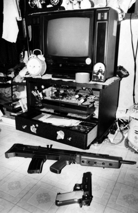지존파의 일당인 이주현의 월세방에서 발견된 모의 기관총과 권총. <한겨레>자료 사진.
