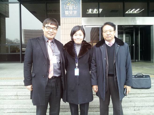 ‘무죄구형’으로 징계 2013년 2월 검사징계위에 특별대리인으로 한인섭 교수(오른쪽), 김칠준 변호사(왼쪽)와 함께 출석했다.