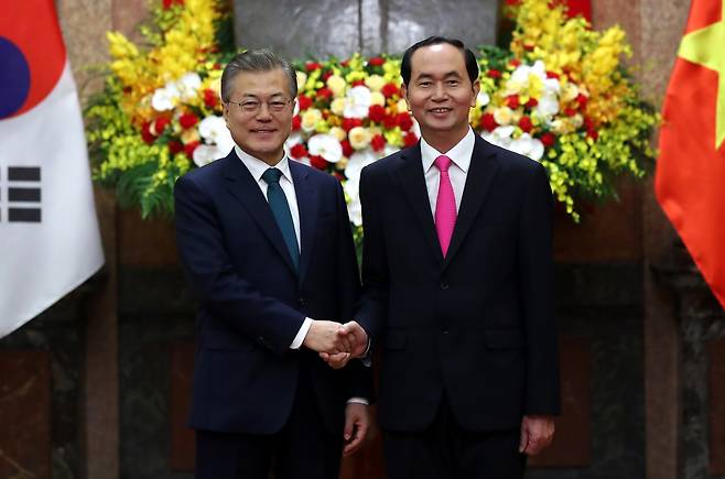 문재인 대통령(왼쪽)과 쩐 다이 꽝 베트남 국가주석. /사진=뉴시스
