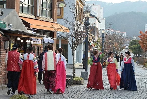 2015년 12월 전주 한옥마을에서 한복 체험을 즐기는 관광객들. 전통한복을 입은 모습이다./조선DB