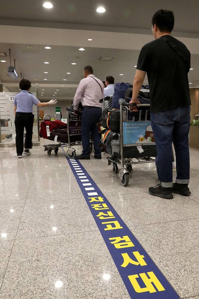 지난 19일 인천공항 입국장에서 여행객들이 세관 자진신고를 위해 검사대로 이동하고 있다. 인천/강재훈 선임기자 khan@hani.co.kr