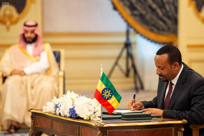 아비 총리가 지난 16일 사우디아라비아 제다에서 에리트레아와의 평화협정문에 서명하고 있다. 제다|AP연합뉴스