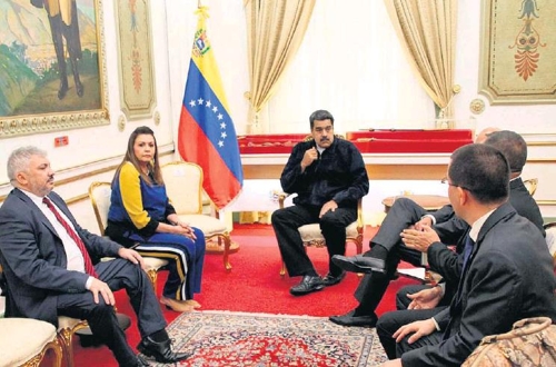 수엘리 캄푸스 브라질 호라이마 주지사(왼쪽에서 두 번째)가 니콜라스 마두로 베네수엘라 대통령(가운데)을 만나 난민 귀국 지원 문제를 협의하고 있다. [브라질 일간지 에스타두 지 상파울루]