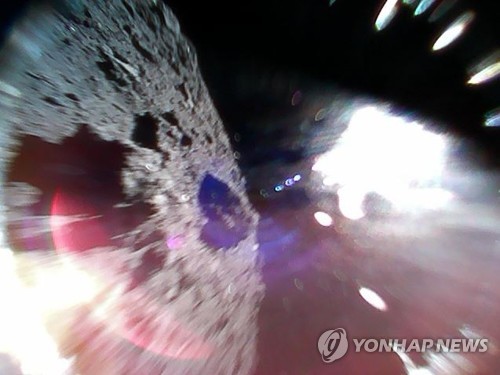 일본의 소형 로봇, 소행성 '류구'서 사진 촬영 (도쿄=연합뉴스) 일본 우주항공연구개발기구(JAXA)는 소행성 탐사선 '하야부사2'에서 분리된 소형 로봇이 지난 22일 오전 11시 44분 소행성 '류구' 표면을 이동하면서 사진 촬영에 성공했다고 밝혔다. 좌측이 류구의 지표면이고, 우측의 흰 부분은 태양열에 의한 것이다. 2018.9.23 [JAXA 보도자료 캡처]      jsk@yna.co.kr  (끝)