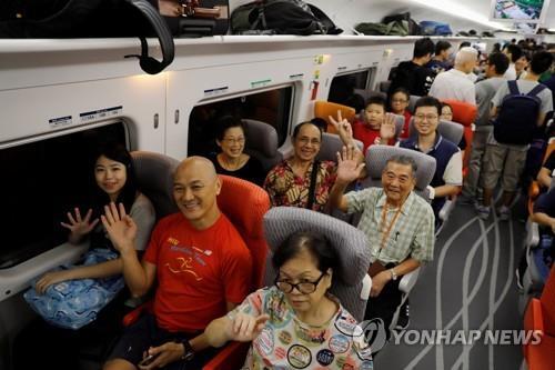 홍콩발 첫 고속열차 탄 승객들 [AFP=연합뉴스]