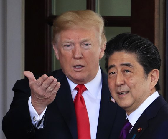 지난 6월 7일 미국 워싱턴DC 백악관을 방문한 아베 신조 일본 총리(오른쪽)를 환영하는 도널드 트럼프 미 대통령.AP연합뉴스