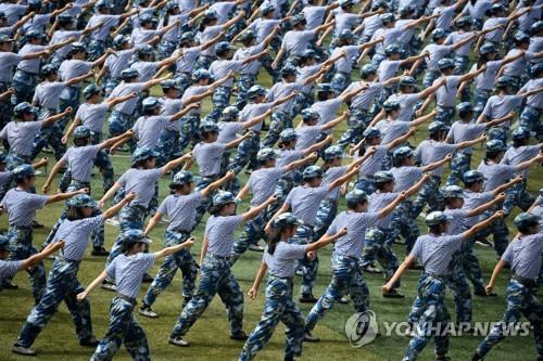 군사훈련 받는 중국 대학생들 [로이터=연합뉴스]