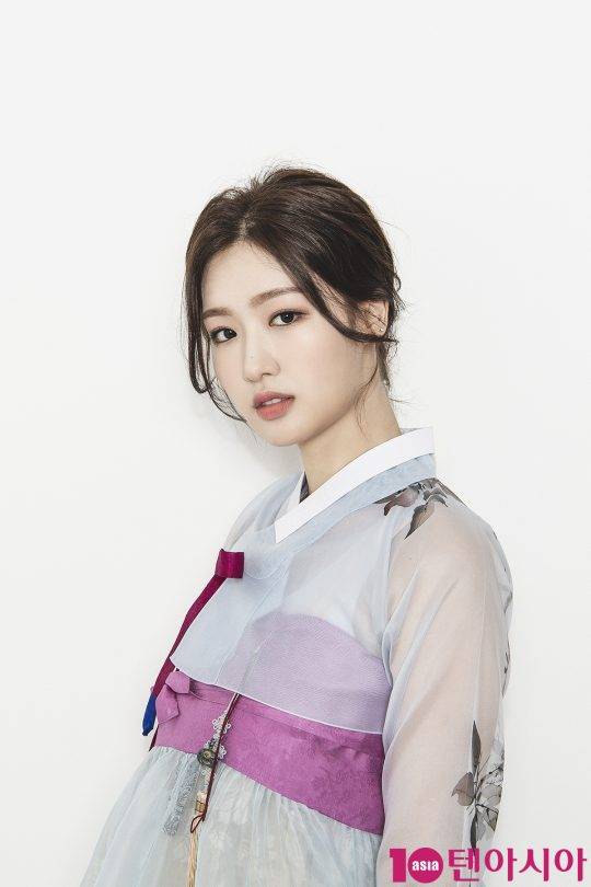 배우 조혜주가 한복을 곱게 차려 입고 추석 인사를 하고 있다.