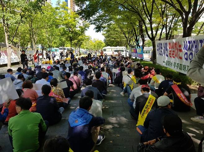 26일 한국거래소 앞에서 12개 상장사 주주들이 상장폐지 결정을 규탄하는 집회를 열고 있다. 제공 = 소액주주단. © News1