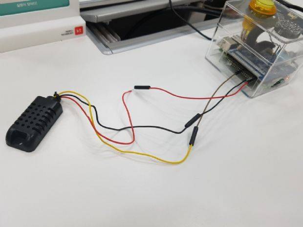 온습도 센서를 스피커에 결합한 뒤 응용 프로그램을 만들어 볼 수 있다.