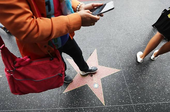 한 헐리우드 시민이 빌 코스비의 스타명패를 밟고 사진을 찍고 있다. [AFP=연합뉴스]