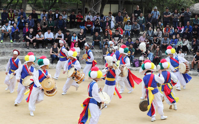 26일 오전 경기도 용인시 한국민속촌을 찾은 시민들이 농악놀이 공연을 관람하며 즐거워하고 있다. [연합뉴스]