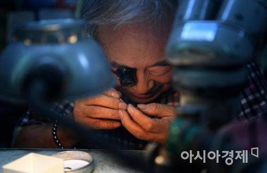 영신사를 운영하는 박종현(73) 씨가‘ 기스미’라 불리는 시계 수리용 렌즈를 한쪽 눈에 붙이고 수리에 몰두하고 있다.