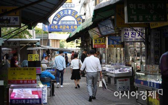서울 종로의 한복판, 예스러운 이 골목에 ‘시계골목’이란 이름이 붙은 지도 50년이 훌쩍 넘었다.